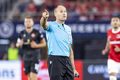 拉奥斯明确表态：梅迪纳手臂处于自然位置，此情况绝不该判点球