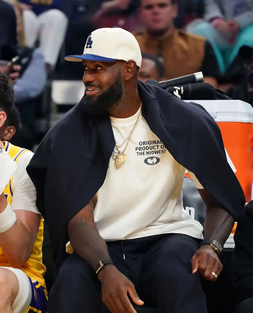 NBA季前赛焦点：詹姆斯营销引热议，独行侠阵容调整，字母哥下家初现