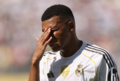 <a href=/qiuxinggengduo/zuqiugengduo/119.html target=_blank class=infotextkey>梅西</a>已揽4金球+3<a href=/zuqiugengduo/ouguan/ target=_blank class=infotextkey>欧冠</a>，C罗1金球+1欧冠，同龄姆巴佩仍0金球0欧冠