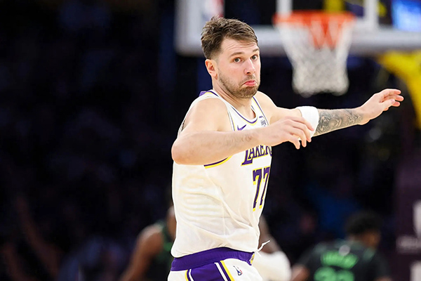 东契奇34+12+7率湖人7连胜 单场狂刷9纪录印证詹皇让权价值