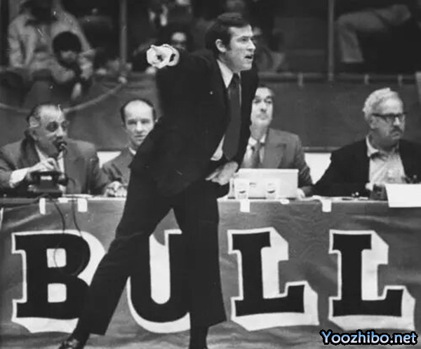 1970-71赛季,迪克-莫塔如何引领芝加哥<a href=/lanqiugengduo/bulls/ target=_blank class=infotextkey>公牛</a>队逆袭,揽获最佳教练殊荣