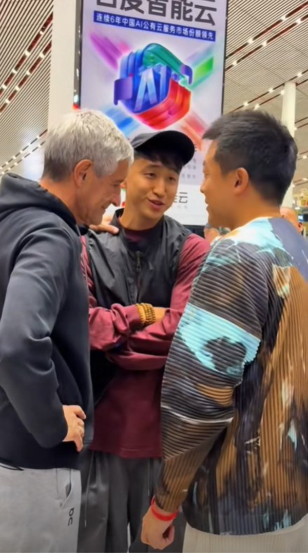 塞蒂恩离京登机，张源亲赴机场送别：承诺继续关注我给我最好的建议