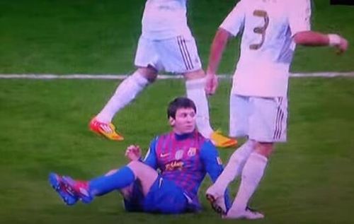 在<a href=/zuqiugengduo/guowangbei/ target=_blank class=infotextkey>国王杯</a>比赛中佩佩故意踩梅西的手