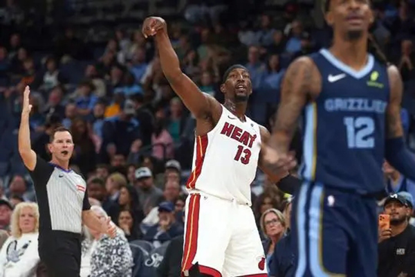 完美模仿<a href=/lanqiugengduo/warriors/ target=_blank class=infotextkey>勇士</a>库里,热火队阿德巴约首节连中4记三分带队击败灰熊