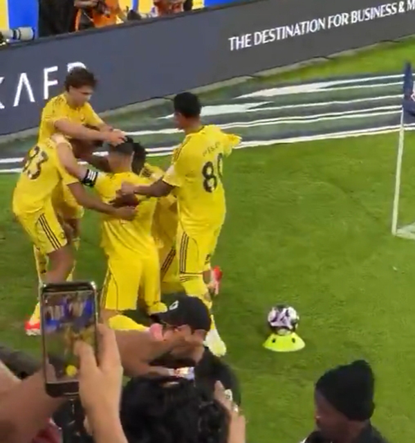 绝杀瞬间!<a href=/qiuxinggengduo/zuqiugengduo/122.html target=_blank class=infotextkey>菲利克斯</a>给C罗戴上“胜利信物”,C罗跳舞回应嗨爆!