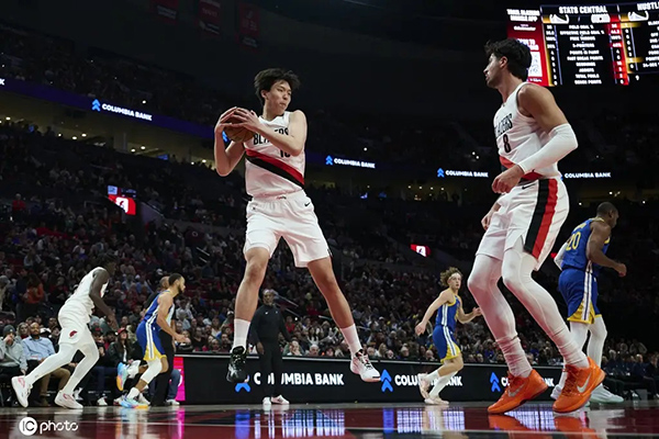 季前赛第三战杨瀚森状态回落仍稳健，竞争中显成长