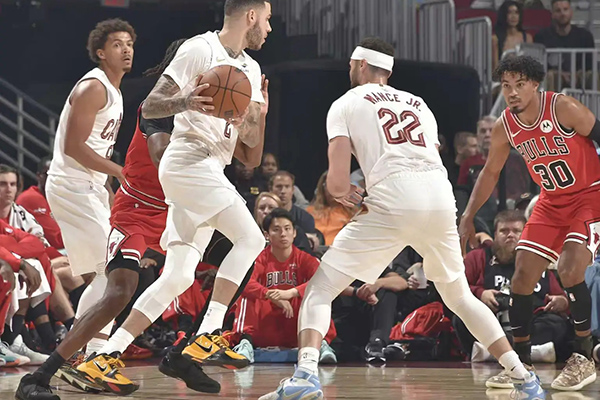 NBA季前赛：公牛1分险胜骑士，布泽利斯表现抢眼