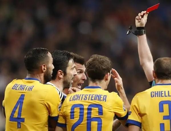 17/18<a href=/zuqiugengduo/ouguan/ target=_blank class=infotextkey>欧冠</a>1/4决赛次回合，布冯辱骂裁判吃到红牌